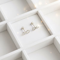 CloseUp Ansicht von Unendlich Infinity Ohrstecker in 925 Silber von Sofia Milani - E0145