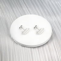 Gebogen Ohrstecker in 925 Silber