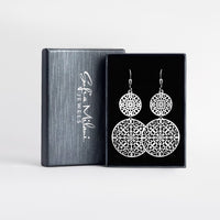 Boxansicht von Ornamenten Ohrhänger in 925 Silber von Sofia Milani - E1048