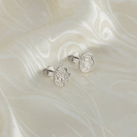 CloseUp Ansicht von Gehämmerter Kreis Ohrstecker in 925 Silber von Sofia Milani - E1625