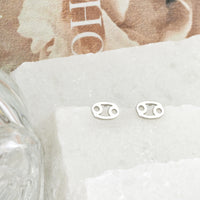 CloseUp Ansicht von Krebs Sternzeichen Ohrstecker in 925 Silber von Sofia Milani - E2142