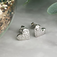 CloseUp Ansicht von Geriffeltes Herz Ohrstecker in 925 Silber von Sofia Milani - E2188