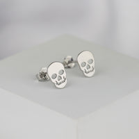 CloseUp Ansicht von Totenkopf Ohrstecker in 925 Silber von Sofia Milani - E2210