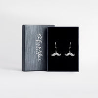Boxansicht von Schnurrbart Ohrhänger in 925 Silber von Sofia Milani - E2244