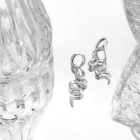 CloseUp Ansicht von Schlangen Creolen in 925 Silber von Sofia Milani - E2473