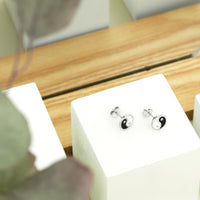 CloseUp Ansicht von Yin und Yang Ohrstecker in 925 Silber von Sofia Milani - E2519