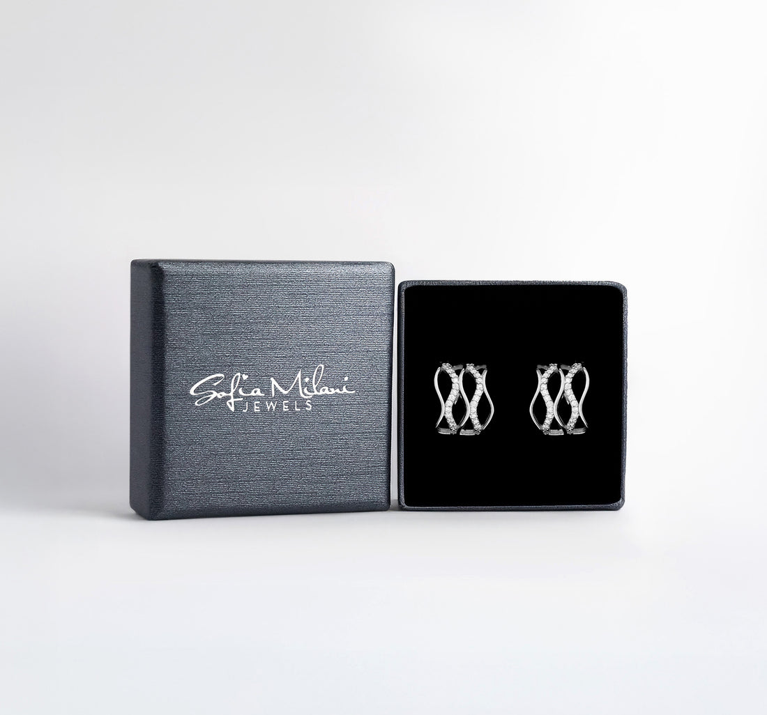 Boxansicht von Wellen Steck Creolen in 925 Silber von Sofia Milani - E2748