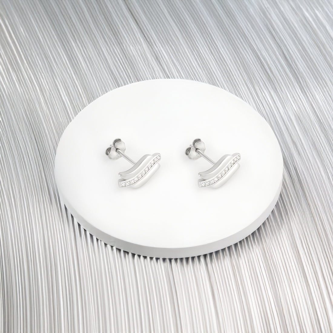 Gebogen Ohrstecker in 925 Silber