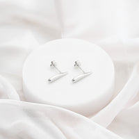 Gebogen Ohrstecker in 925 Silber