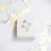 Gebogen Ohrstecker in 925 Silber