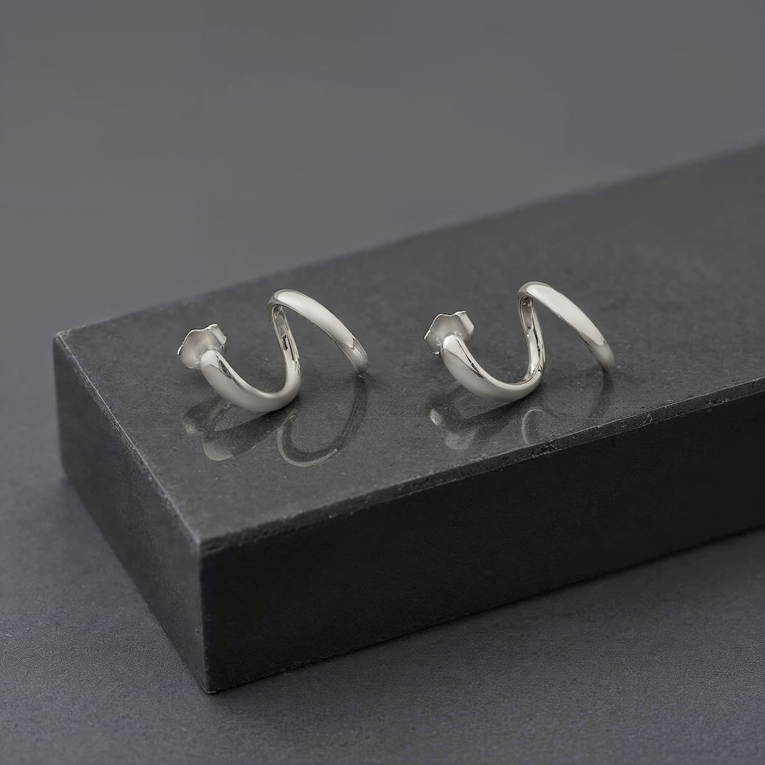 Gebogen Ohrstecker in 925 Silber