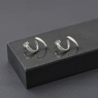 Gebogen Ohrstecker in 925 Silber
