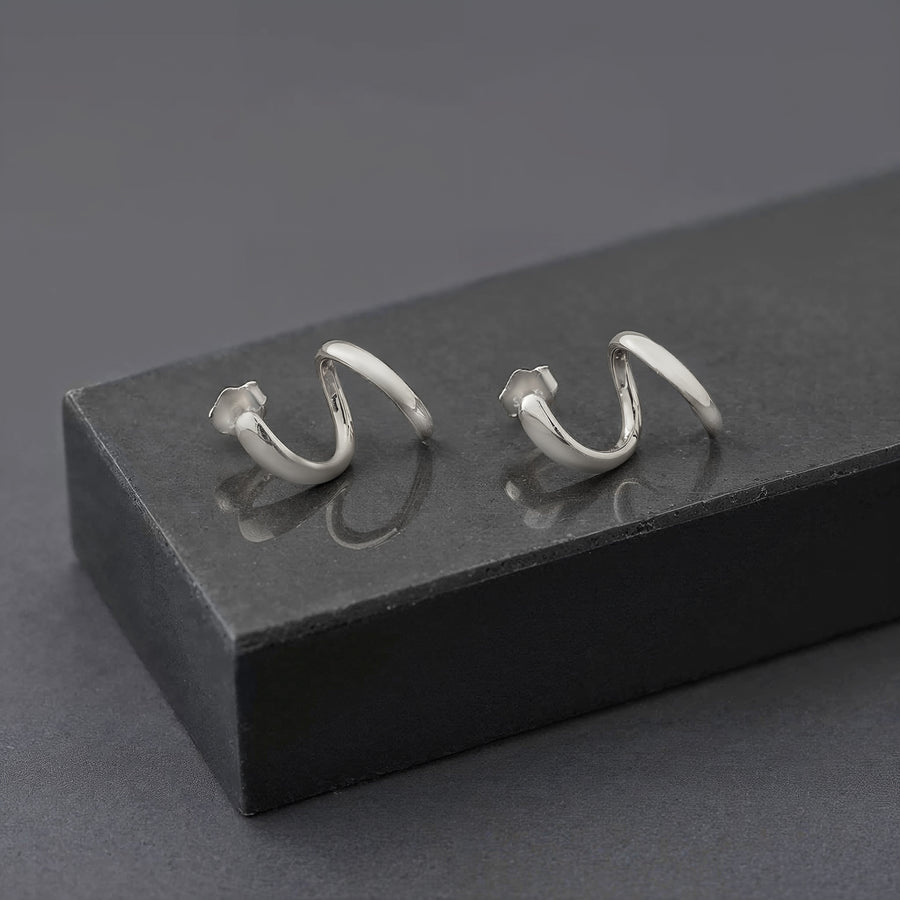 Gebogen Ohrstecker in 925 Silber