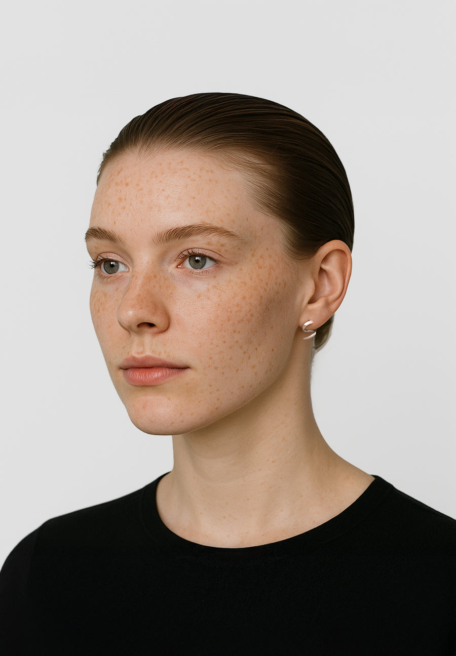 Gebogen Ohrstecker in 925 Silber