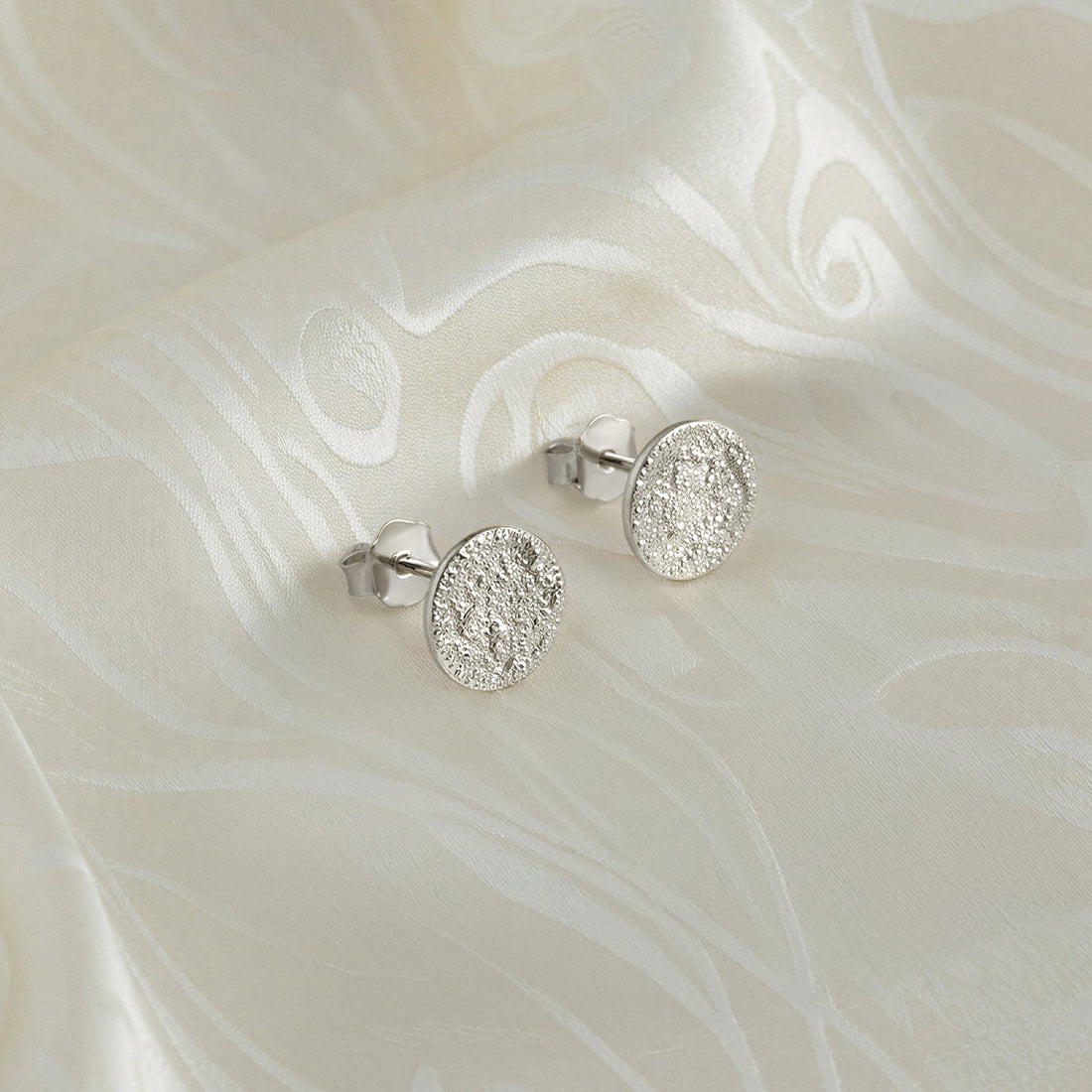 CloseUp Ansicht von Gehämmerter Kreis Ohrstecker in 925 Silber von Sofia Milani - E1625