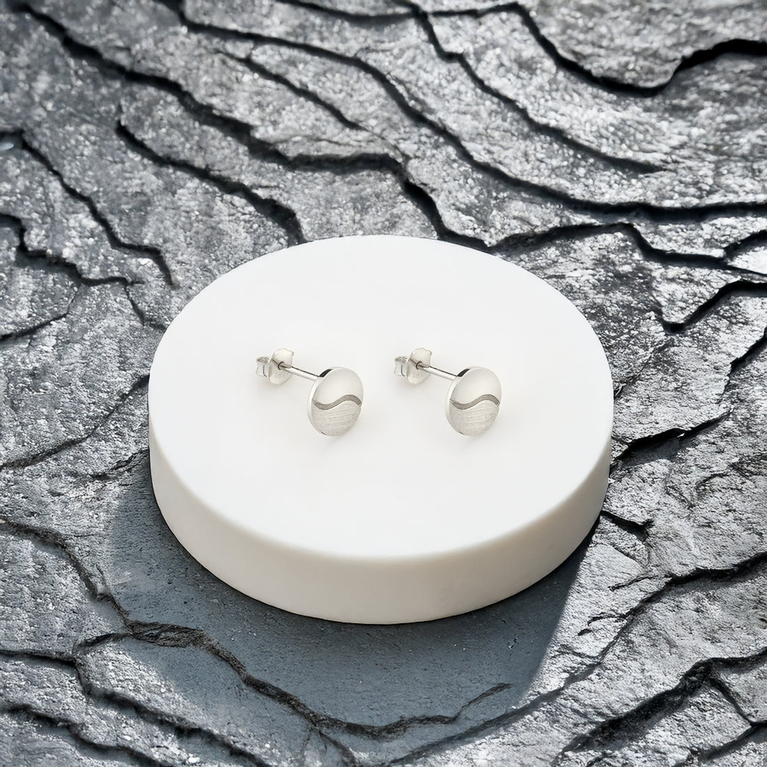 CloseUp von Gebürstetes Yin und Yang Ohrstecker in 925 Silber von Sofia Milani - E1845