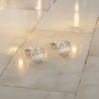 CloseUp Ansicht von Ornament Kreis Ohrstecker in 925 Silber von Sofia Milani - E1921