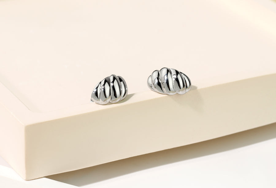 CloseUp Ansicht von Croissant Ohrstecker in 925 Silber von Sofia Milani - E2026