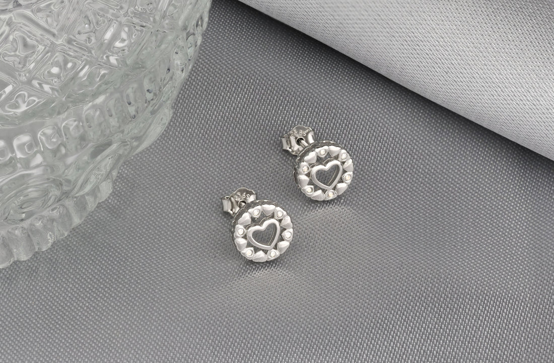 CloseUp Ansicht von Herz Kreis Ohrstecker in 925 Silber von Sofia Milani - E2104