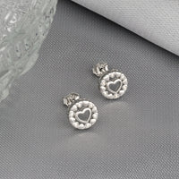 CloseUp Ansicht von Herz Kreis Ohrstecker in 925 Silber von Sofia Milani - E2104