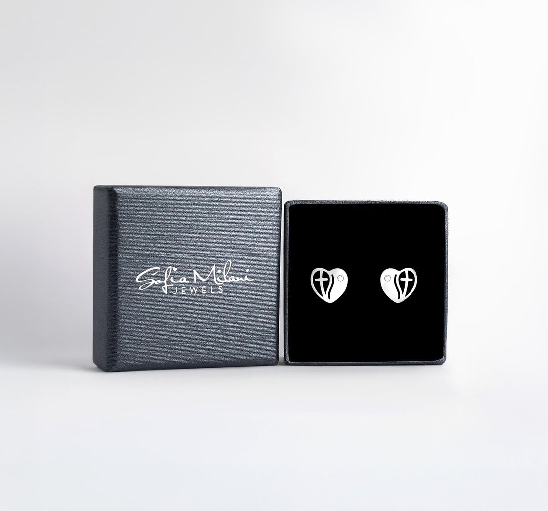 Boxansicht von Herz Kreuz Ohrstecker in 925 Silber von Sofia Milani - E2106