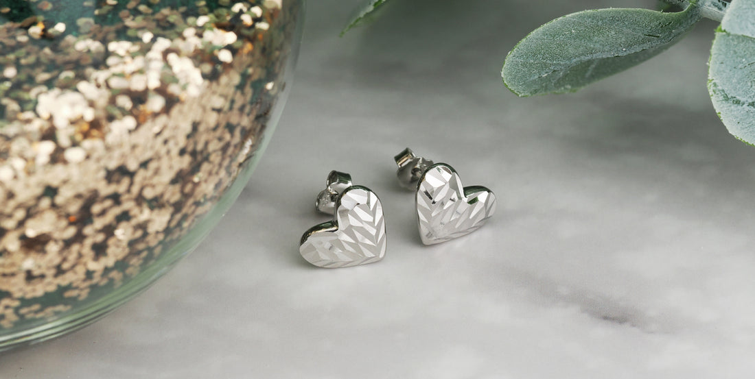 CloseUp Ansicht von Geriffeltes Herz Ohrstecker in 925 Silber von Sofia Milani - E2188