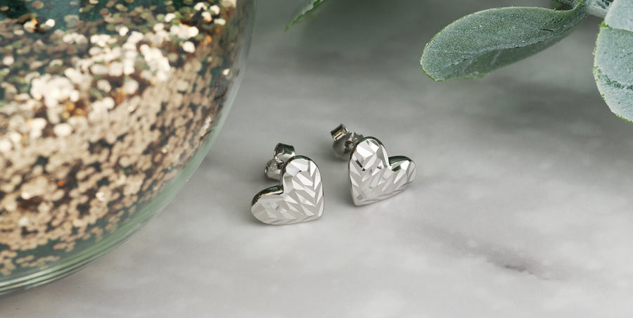 CloseUp Ansicht von Geriffeltes Herz Ohrstecker in 925 Silber von Sofia Milani - E2188