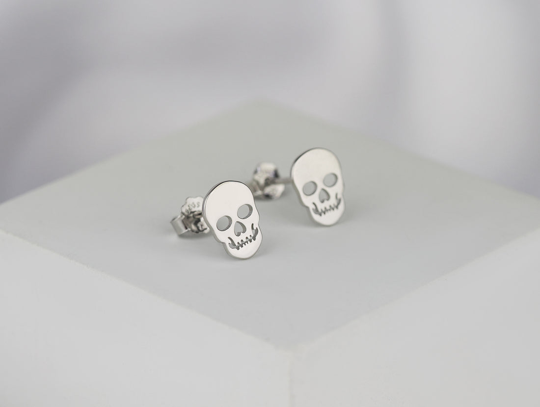 CloseUp Ansicht von Totenkopf Ohrstecker in 925 Silber von Sofia Milani - E2210
