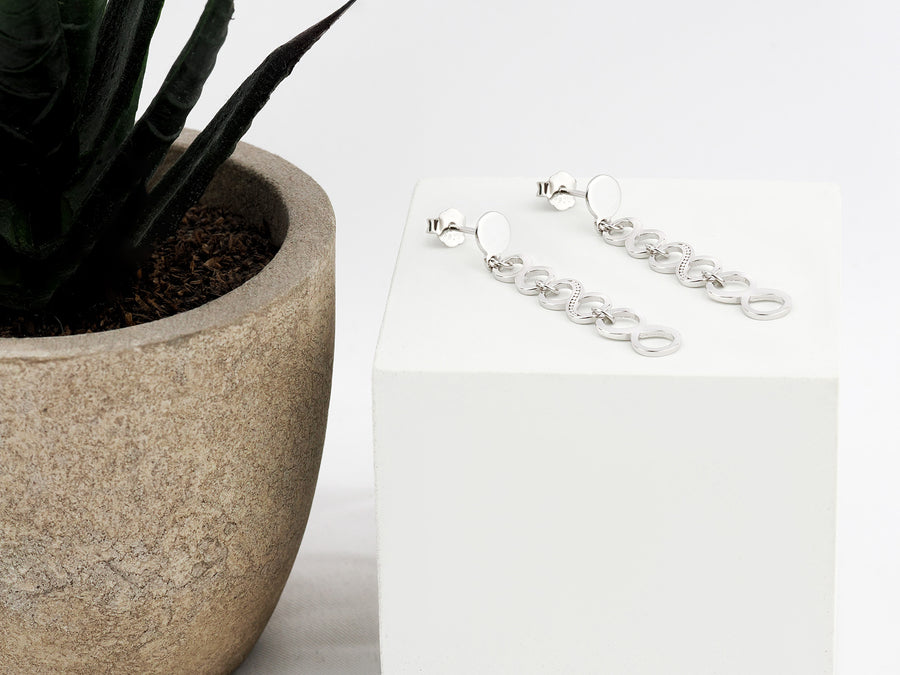 CloseUp Ansicht von Kreis Unendlich Infinity Ohrhänger in 925 Silber von Sofia Milani - E2250