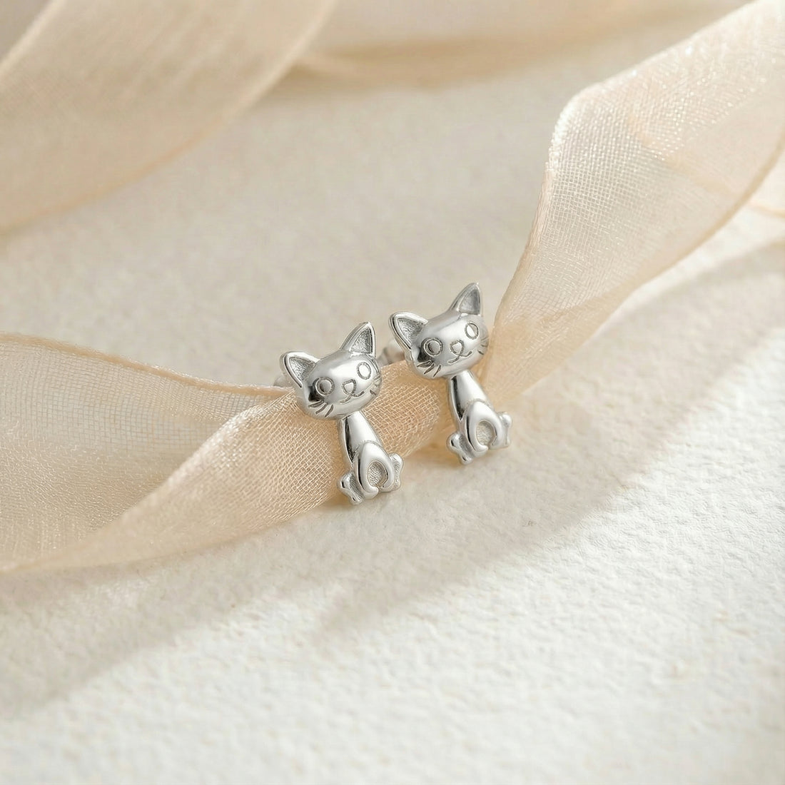 CloseUp Ansicht von Katzen Ohrstecker in 925 Silber von Sofia Milani - E2260