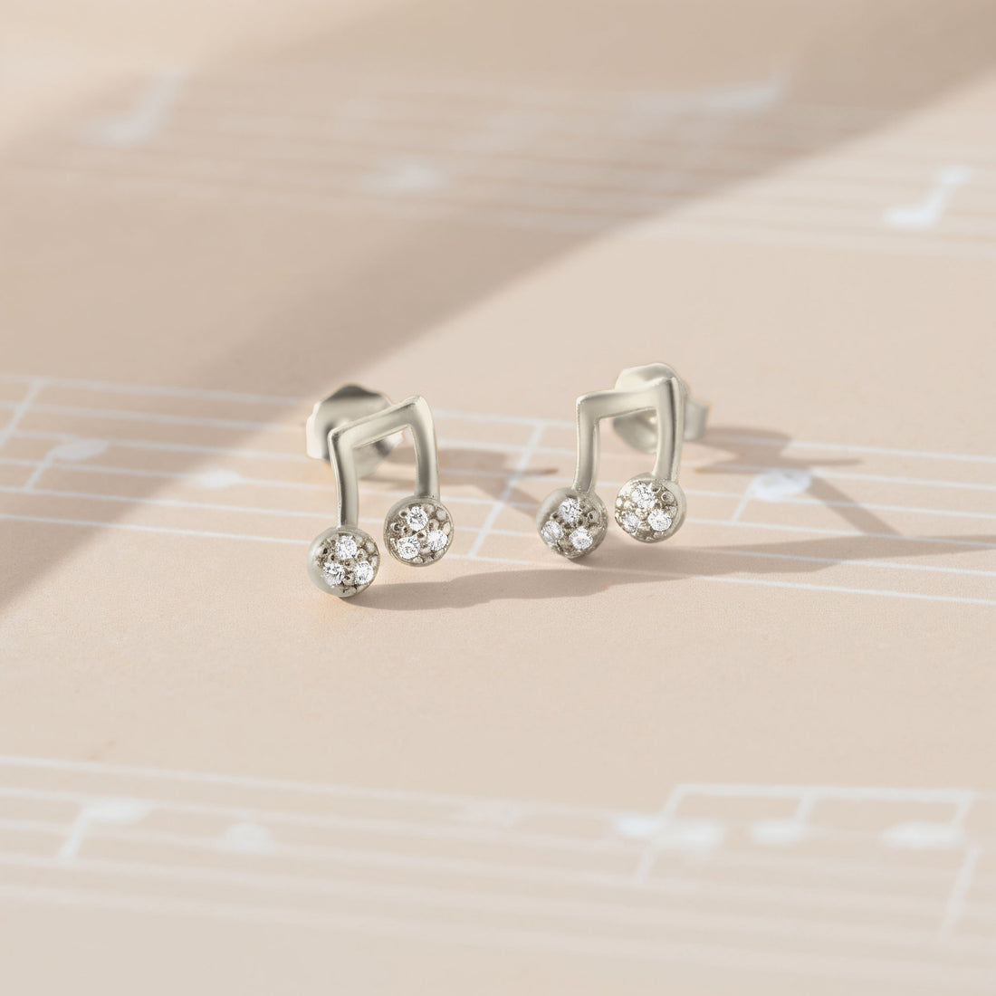 CloseUp Ansicht von Achtel Musik Note Ohrstecker in 925 Silber von Sofia Milani - E2415