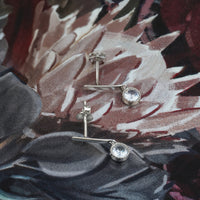 CloseUp Ansicht von Zirkonia Stab Ohrhänger in 925 Silber von Sofia Milani - E2421