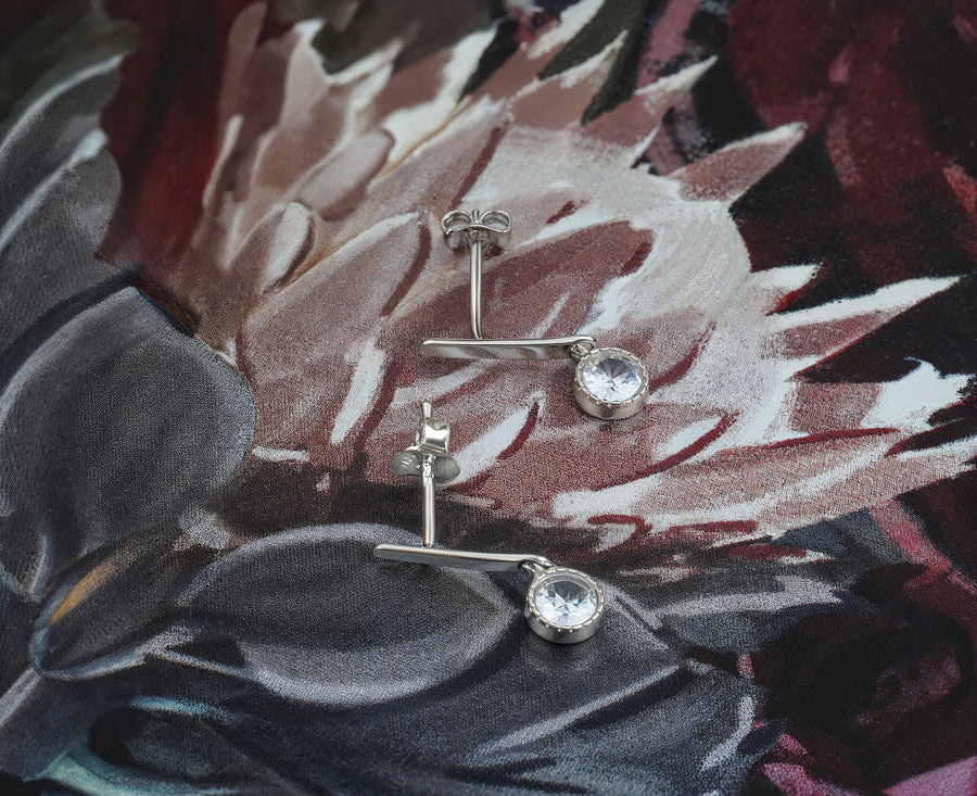 CloseUp Ansicht von Zirkonia Stab Ohrhänger in 925 Silber von Sofia Milani - E2421