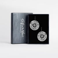 Boxansicht von Ornament Kreis Ohrhänger in 925 Silber von Sofia Milani - E2477