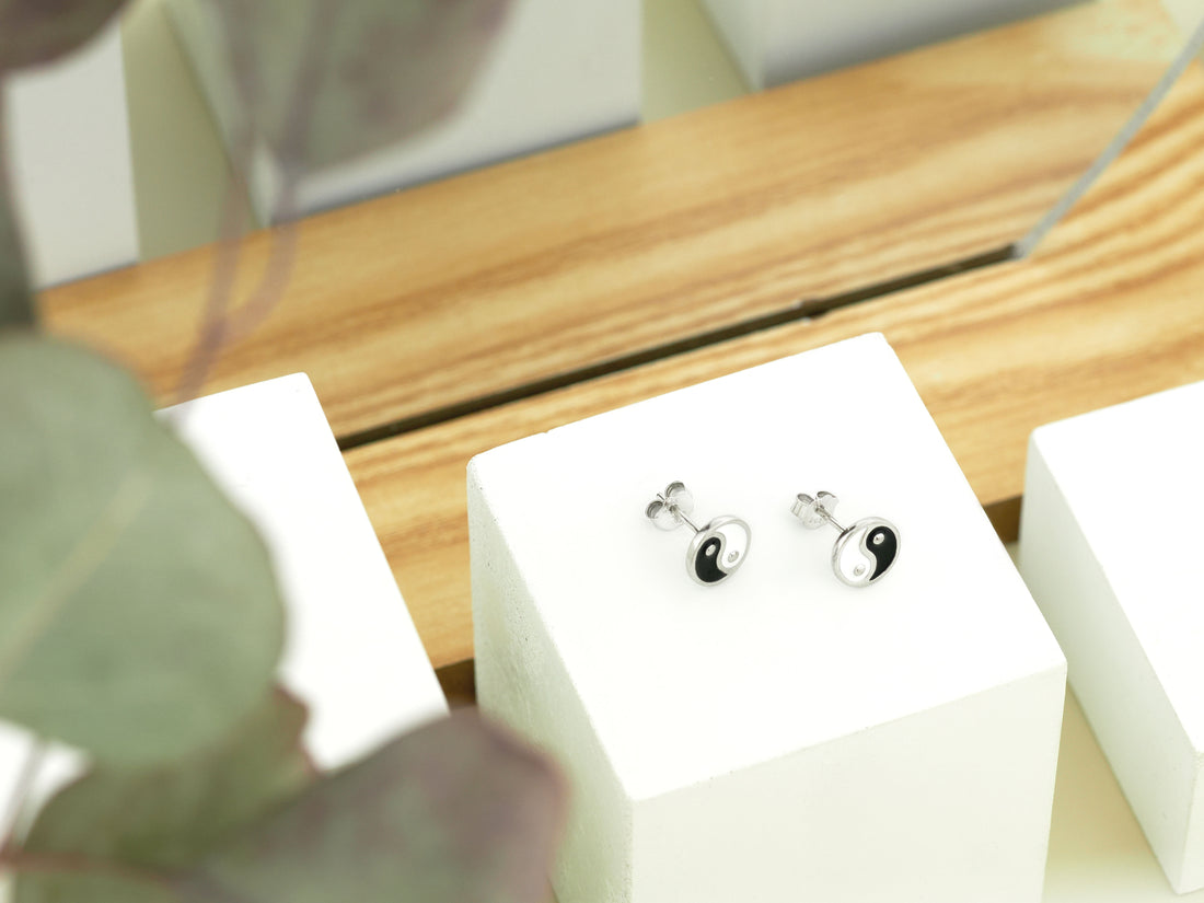 CloseUp Ansicht von Yin und Yang Ohrstecker in 925 Silber von Sofia Milani - E2519