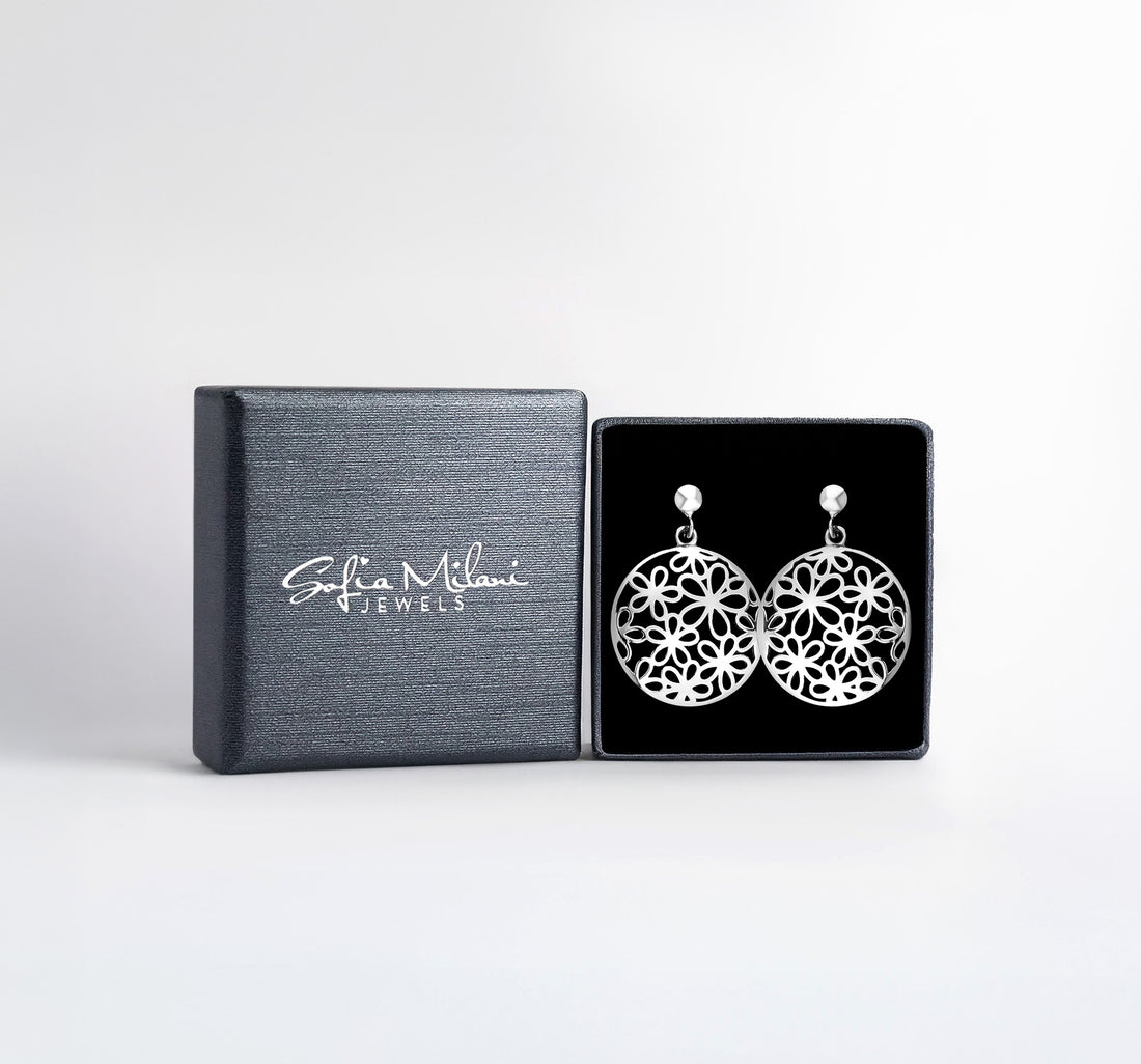 Boxansicht von Kreis Blumen Ohrstecker in 925 Silber von Sofia Milani - E2625
