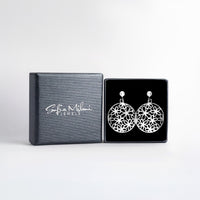 Boxansicht von Kreis Blumen Ohrstecker in 925 Silber von Sofia Milani - E2625
