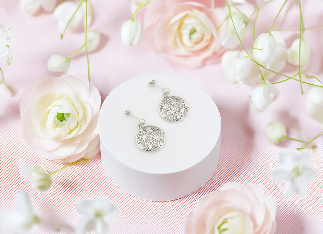 CloseUp Ansicht von Kreis Blumen Ohrstecker in 925 Silber von Sofia Milani - E2625