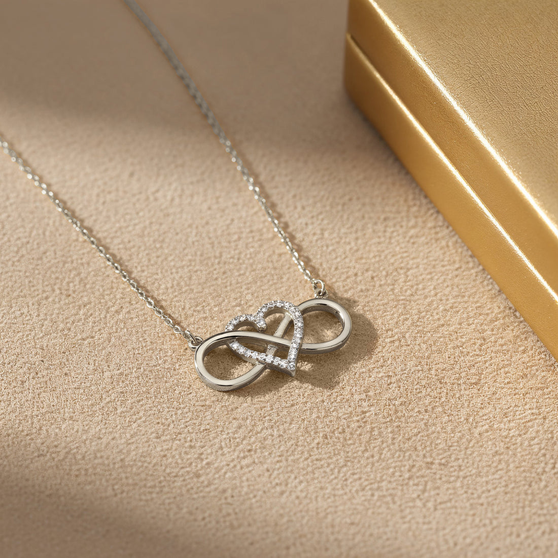 Lifestyleansicht von Herz Unendlichkeit Halskette in 925 Silber von Sofia Milani - N0584