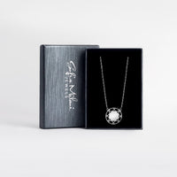 Boxansicht von Ornament Kreis Halskette in 925 Silber von Sofia Milani - N0594