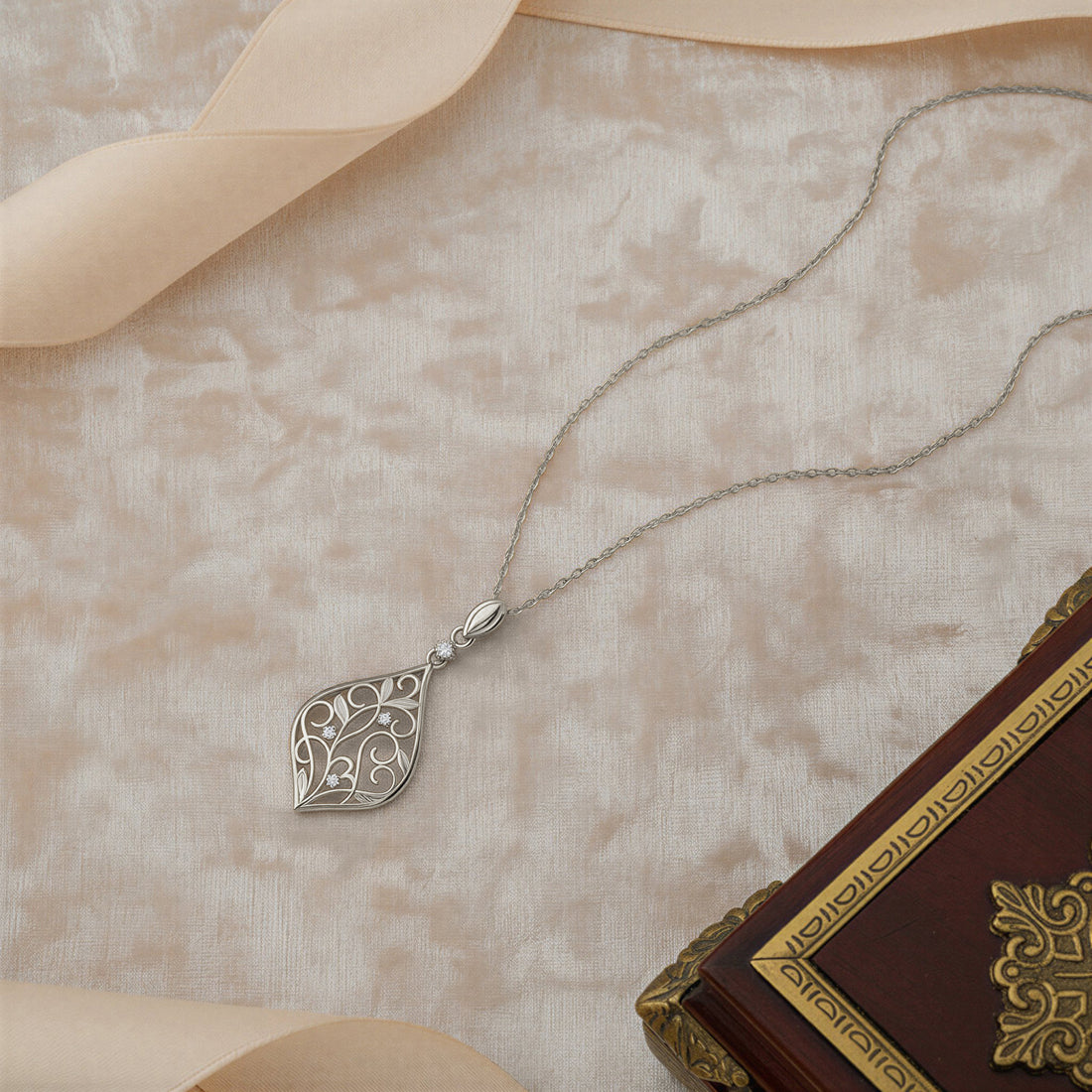 CloseUp Ansicht von Blatt Blumen Halskette in 925 Silber von Sofia Milani - N0646