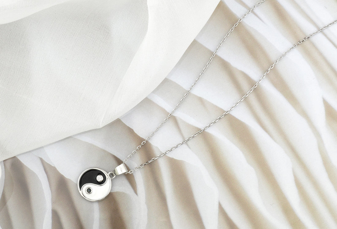 CloseUp Ansicht von Yin und Yang Halskette in 925 Silber von Sofia Milani - N0698