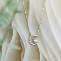 CloseUp Ansicht von Mond Halskette in 925 Silber von Sofia Milani - N0738